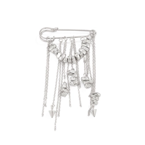 Dettaglio di una spilla a balia argento con perline metalliche irregolari e nappe a catena