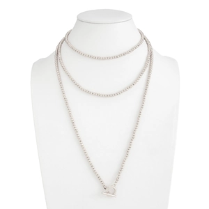Detail van zilveren kralen Y-ketting met metalen OT-sluiting op een witte mannequin