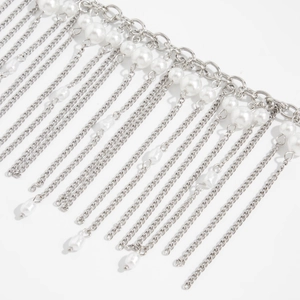Macro di frange a catena d'argento con perle bianche per questo set di collane