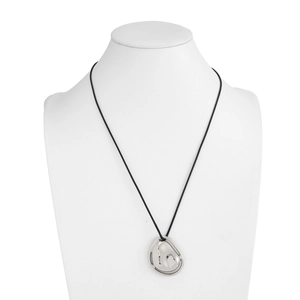 Detalle de un colgante de gota de plata brillante en un collar de cordón negro minimalista