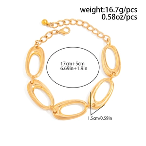Detail eines vergoldeten Gliederkettenarmbands mit verstellbarem Verschluss und Glanzfinish