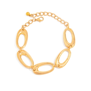 Detailansicht der goldfarbenen Gliederkette mit Karabinerverschluss und Verlängerung