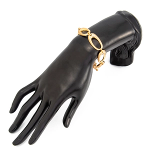 Detailansicht eines goldenen Gliederkettenarmbands am Handmodell mit polierter Oberfläche