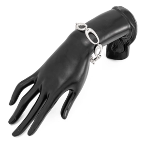 Detailansicht der silbernen Gliederkette mit ovalen Gliedern auf schwarzer Handform