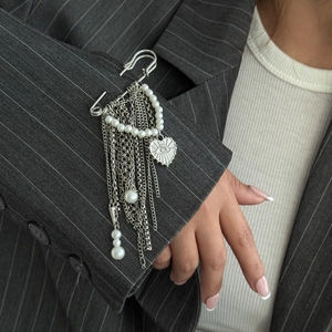 Broche épingle argentée rétro avec chaînes à franges et cœur en perle sur costume