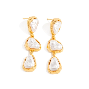 Boucles d'oreilles perles baroques avec texture en métal doré martelé de style vintage
