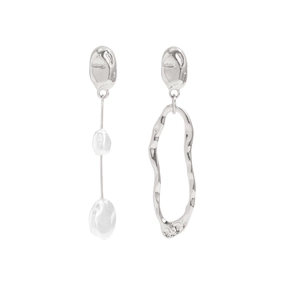 Dettaglio di orecchini asimmetrici in argento con perle barocche e anelli in metallo fluido