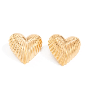 Orecchini a lobo a cuore dorati con texture a righe vintage su sfondo bianco puro
