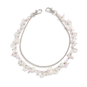 Detail van de punk heupketting met zilveren sterren, parels en roze kralen decoratie