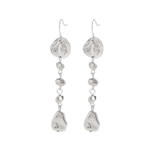 Vue détaillée de longues boucles d'oreilles argentées avec texture en métal martelé