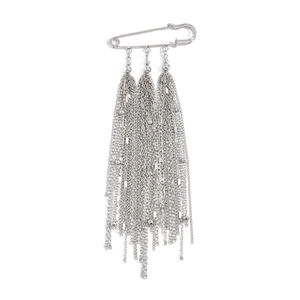 Dettaglio di una spilla da balia in metallo argento con nappe a catena pendente