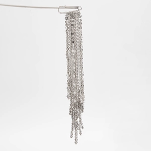 Vue détaillée des pompons en chaîne argentée avec perles de cristal gris et broche en étoile