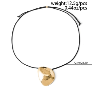 Detalle del colgante dorado minimalista en cordón negro con medidas de 72cm y 12,5g