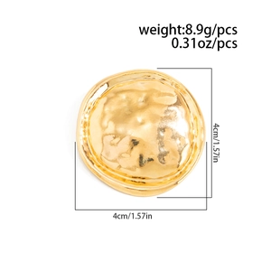 Dettaglio di una spilla dorata da 4 cm con trama irregolare e specifiche di peso