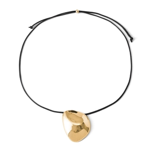 Collar ajustable minimalista con colgante dorado irregular pulido en cordón negro