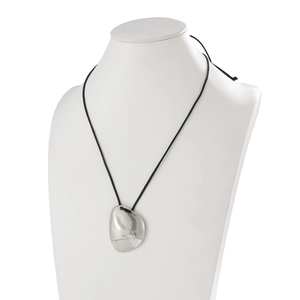 Detalle de colgante de piedra plateada pulida en cordón negro con estilo minimalista