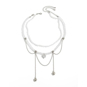 Détail d'un collier multicouche avec perles transparentes et pendentifs cœurs