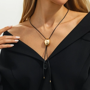 Collar ajustable minimalista con colgante ovalado de oro pulido en un cordón negro fino