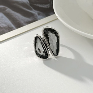 Macro di anello con doppi cristalli a goccia e fascia in lega con effetto martellato