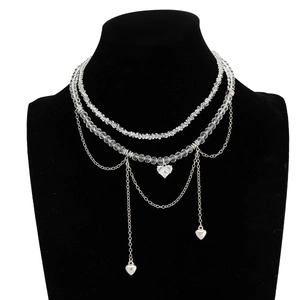 Détail du collier multi-rangs avec perles de cristal et pendentifs en forme de cœur
