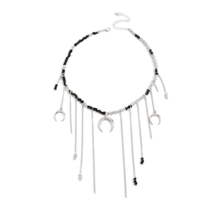 Détail du collier à pampilles étagées avec pendentifs croissants et perles de cristal noir