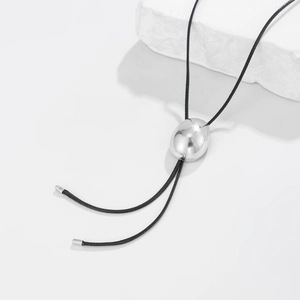 Detalle del colgante ovalado de plata en collar tipo Bolo con cordón encerado negro