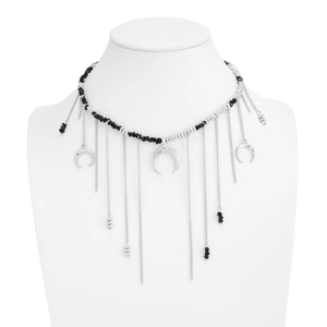 Détail du collier choker bohème avec pendentifs lune argentés et franges de perles noires