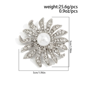 Dettaglio della spilla a girasole con dimensioni 5cm e peso 25,6g su fondo bianco