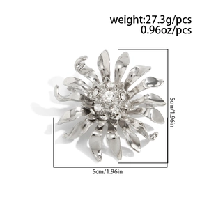 Dettaglio macro della spilla a fiore argento con cristalli e misure 5cm x 5cm