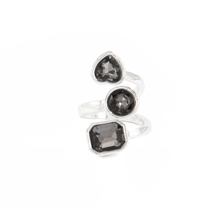 Anello geometrico argento con cristalli grigio scuro a forma di cuore, tondo e quadro