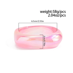 Detailansicht eines rosa Harzarmreifs mit 6,5 cm Innendurchmesser und 2 cm Breite