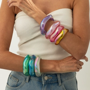 Buntes irisierendes Harzarmreif-Set mit klobigem geometrischem Design an einem Modell