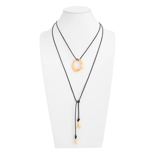 Collar de doble capa minimalista con colgantes geométricos dorados en cordón negro de mujer
