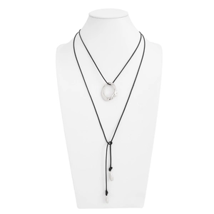 Collar de doble capa minimalista con colgante geométrico y detalles de gota