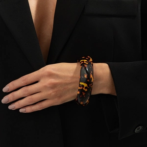 Gros plan détaillé d'un bracelet géométrique en résine avec motif léopard