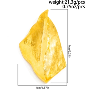 Dettaglio della spilla dorata grande con indicazioni di dimensioni e del peso
