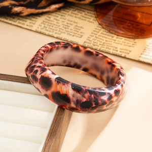 Bracelet jonc large en résine à motif léopard rétro avec une finition lisse et brillante
