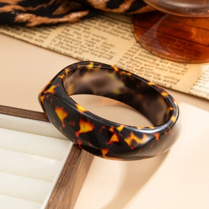 Détail macro du bracelet jonc en résine écaille de tortue avec finition brillante