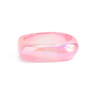 Nahaufnahme von rosa irisierendem Harzarmreif mit Perlmuttglanz und geometrischer Form