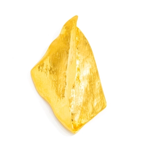 Dettaglio di una spilla dorata con texture lavica irregolare e design astratto piegato