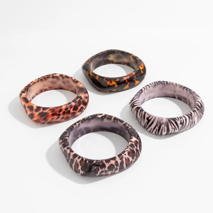 Lot de quatre bracelets en résine à motifs léopard et écaille au style moderne