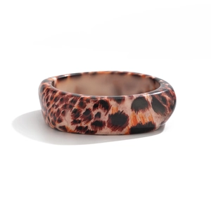 Vue détaillée d'un large bracelet en résine à motif léopard avec texture écaillée