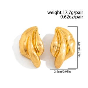 Dettaglio orecchini metallo liquido con dimensioni 3.5cm x 2.5cm e peso di 17.7g