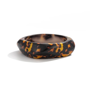 Vue détaillée d'un bracelet en résine effet écaille de tortue avec des reflets brillants