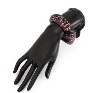 Gros plan sur un large bracelet en résine léopard à finition brillante sur mannequin