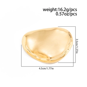 Vista dettagliata di una spilla in metallo liquido con finitura a specchio oro lucido