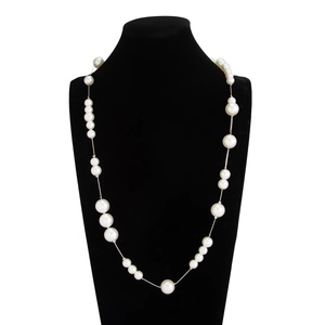 Elegante lange imitatieparelketting met zilveren ketting op een zwarte fluwelen display