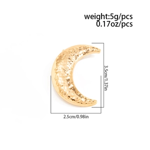 Vista dettagliata della spilla a mezzaluna martellata oro con misure 3,5 x 2,5 cm
