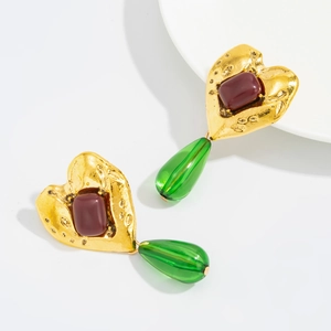 Detail von Vintage Herz-Ohrringen aus gehämmertem Gold mit Harz und grünem Tropfen-Anhänger