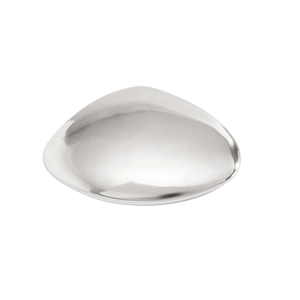 Dettaglio macro di spilla in metallo argento lucido con texture liquida irregolare